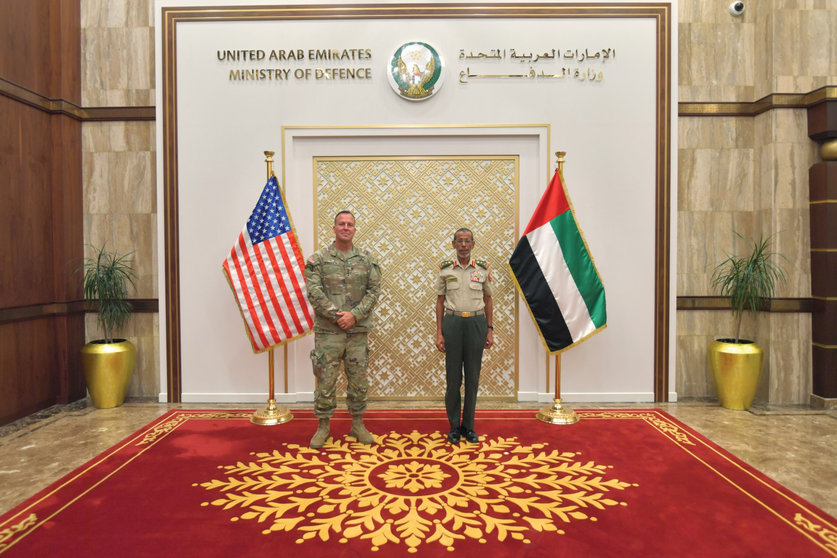 El comandante del Comando Central de Estados Unidos y el jefe de las Fuerzas Armadas emiratíes (derecha). (WAM)