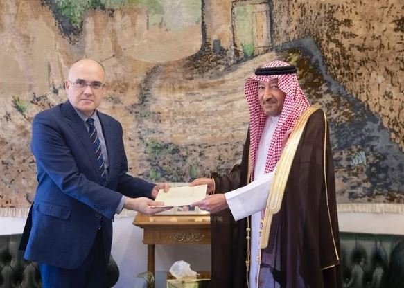 El embajador de Costa Rica ante el Reino entrega la carta al Viceministro de Relaciones Exteriores de Arabia Saudita, Waleed bin Abdulkarim Al-Khuraiji. (SPA)