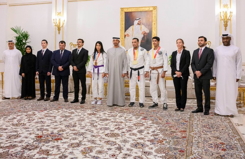 El presidente de EAU junto a los deportistas y otras autoridades. (WAM)