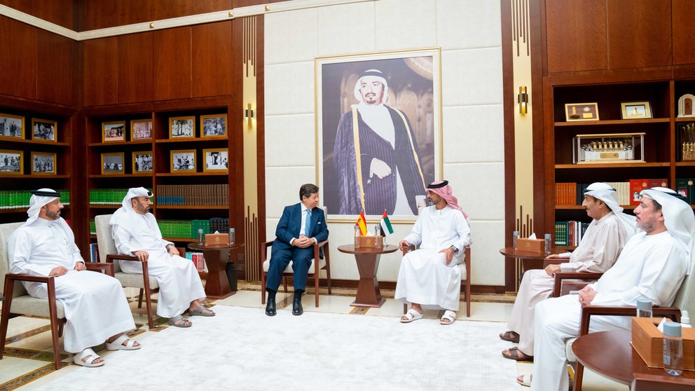 El embajador de España en EAU durante su encuentro con el gobernante de Ajman. (WAM)