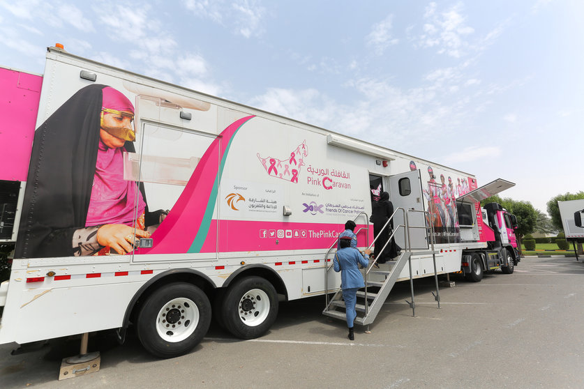 La clínica móvil de la Caravana Rosa realiza mamografías gratuitas por Sharjah. (WAM)