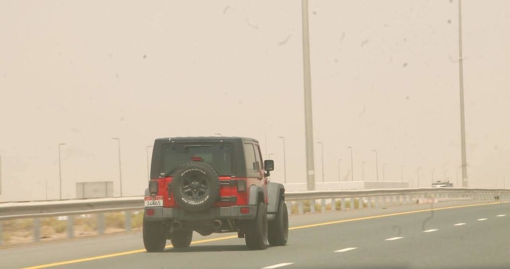 Una carretera durante una jornada de niebla en Dubai. (Álvaro Cruzado)