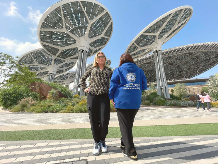 Visitantes ante el Pabellón Terra en Expo City Dubai. (EL CORREO)