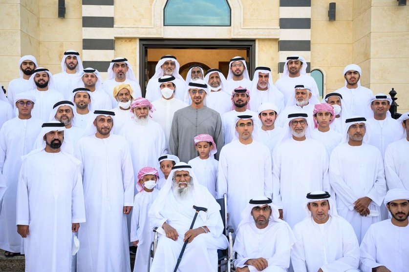El presidente de EAU y la familia del astronauta emiratí. (WAM)
