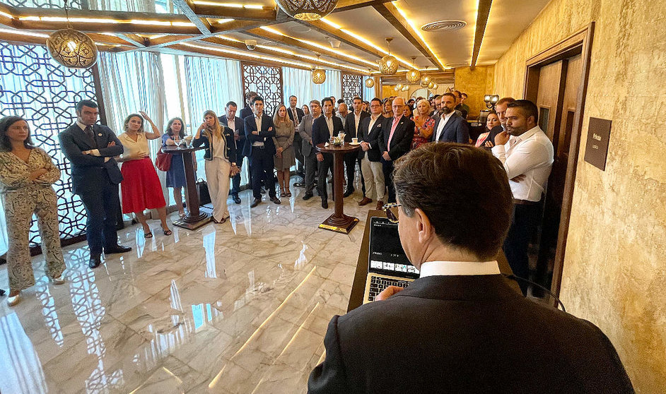 Decenas de personas atienden las palabras del embajador de España en el primer acto presencial de la nueva temporada del Spanish Business Council en Emiratos Árabes Unidos. (EL CORREO)