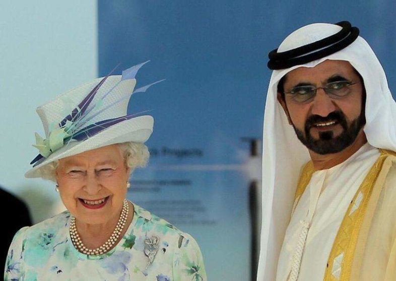 El gobernante de Dubai junto a la reina Isabel II. (Fuente externa)