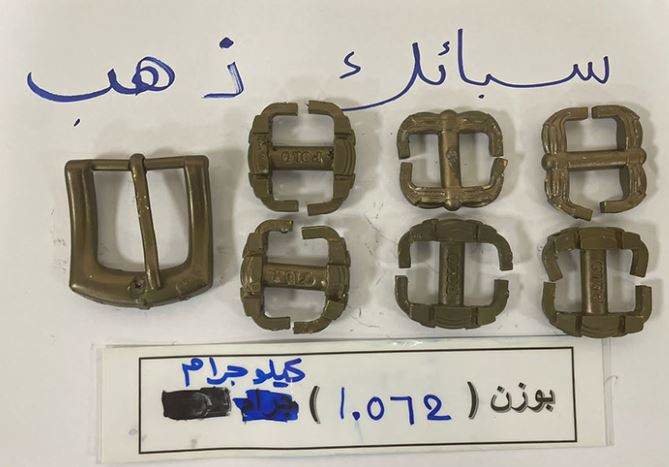 El oro en forma de hebillas de cinturones confiscado por la Aduana de Dubai.
