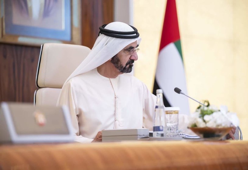 El gobernante de Dubai durante la reunión del Gabinete este domingo. (Twitter)