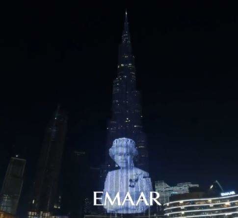 El Burj Khalifa de Dubai con la imagen de la fallecida reina Isabel II. (Twitter)
