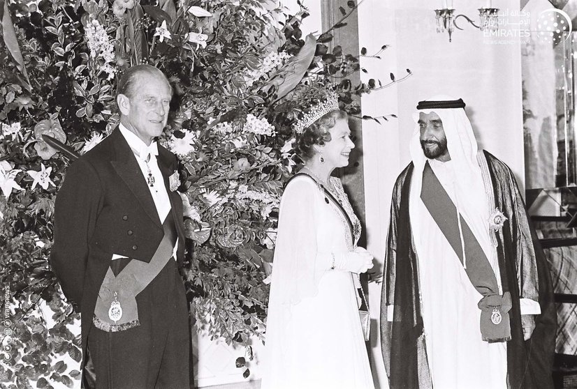 Isabel II, con el jeque Zayed, fundador de Emiratos Árabes Unidos. (WAM)
