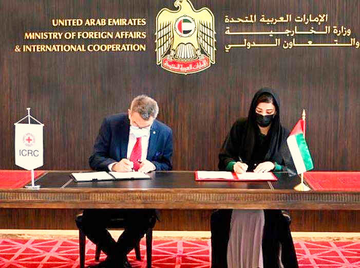 Reem Al Hashimy, ministra de Estado para la Cooperación Internacional y Peter Maurer, presidente del CICR, firmaron el acuerdo para establecer una oficina en Abu Dhabi en julio. (WAM)