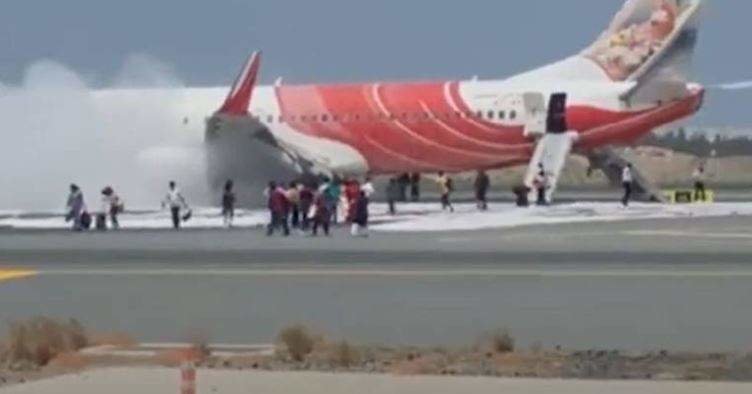 El avión evacuado en el aeropuerto de Muscat. (Times of Oman)