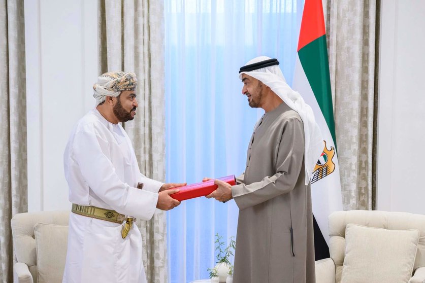 El presidente de Emiratos recibe el mensaje del sultán de Omán. (WAM)