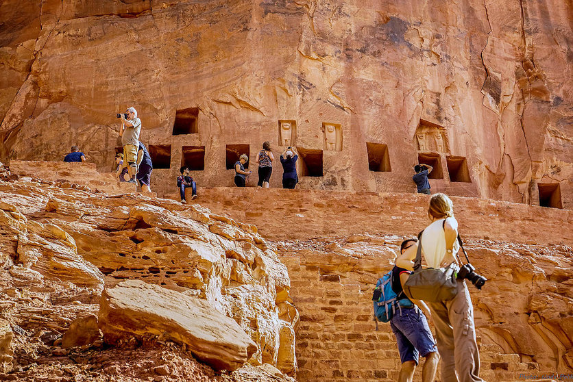Visitantes exploran Al Ula en el desierto saudí. (Linda Polik / Flickr)
