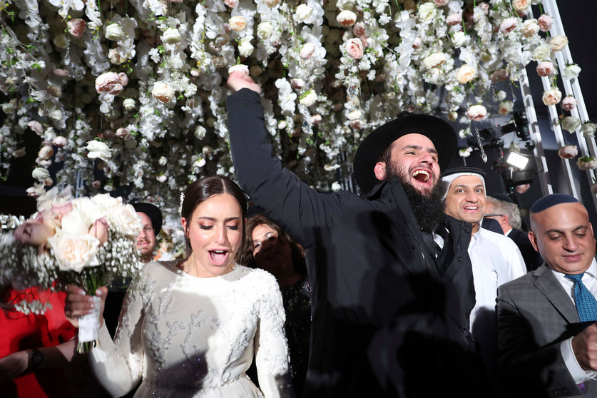 El rabino y su novia en la boda en Abu Dhabi. (Twitter)