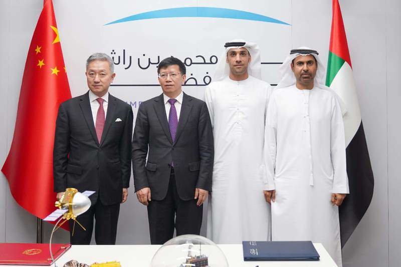 Un momento tras la firma de la cooperación entre China y Emiratos. (MBRSC)