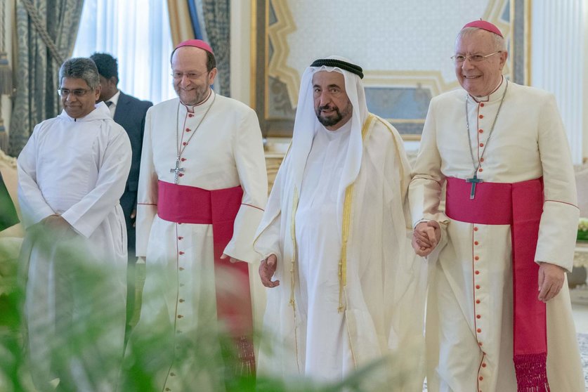 El gobernante de Sharjah junto a los obispos católicos. (WAM)