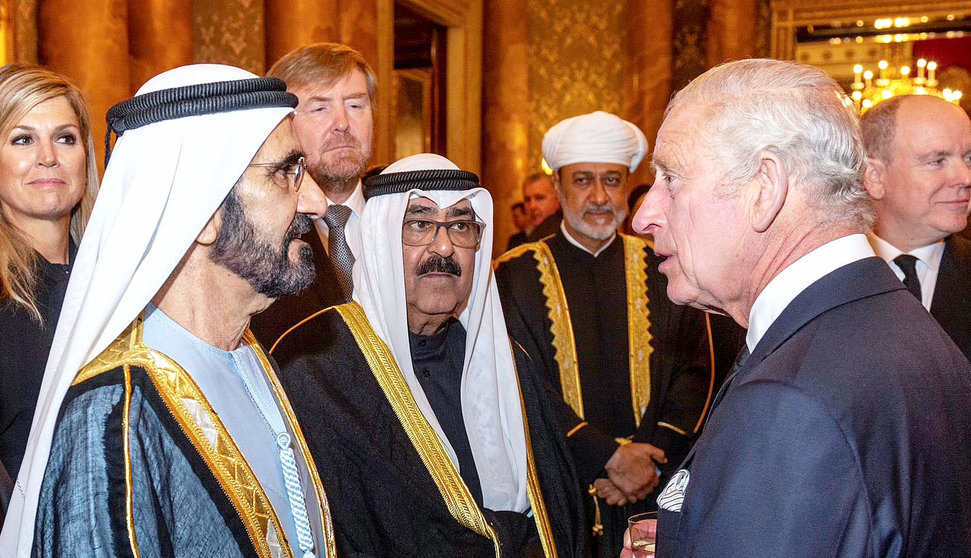El jeque Mohammed bin Rashid Al Maktoum conversa con el rey Carlos  III. (@DXBMediaOffice)