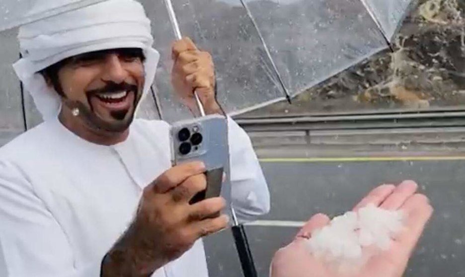 Emiratíes graban la tomenta de granizo este martes. (Redes sociales)