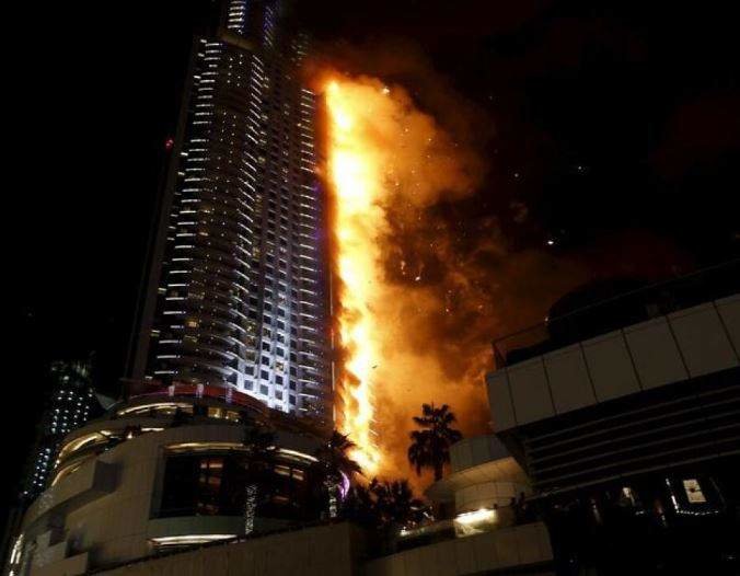 El hotel en el centro de Dubai ardió la noche de Fin de Año de 2015. (Fuente externa)