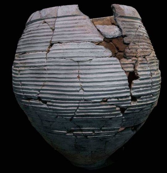 La jarra de cerámica de la Edad del Hierro más grande hallada en Emiratos arroja luz sobre una vida comercial bulliciosa durante el primer milenio. (Autoridad de Museos de Sharjah)