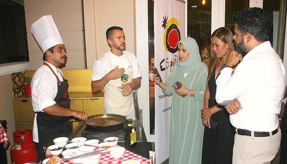 El chef del restaurante El Sur explica en Dubai a representantes del sector turístico cómo se elabora una paella. (EL CORREO)