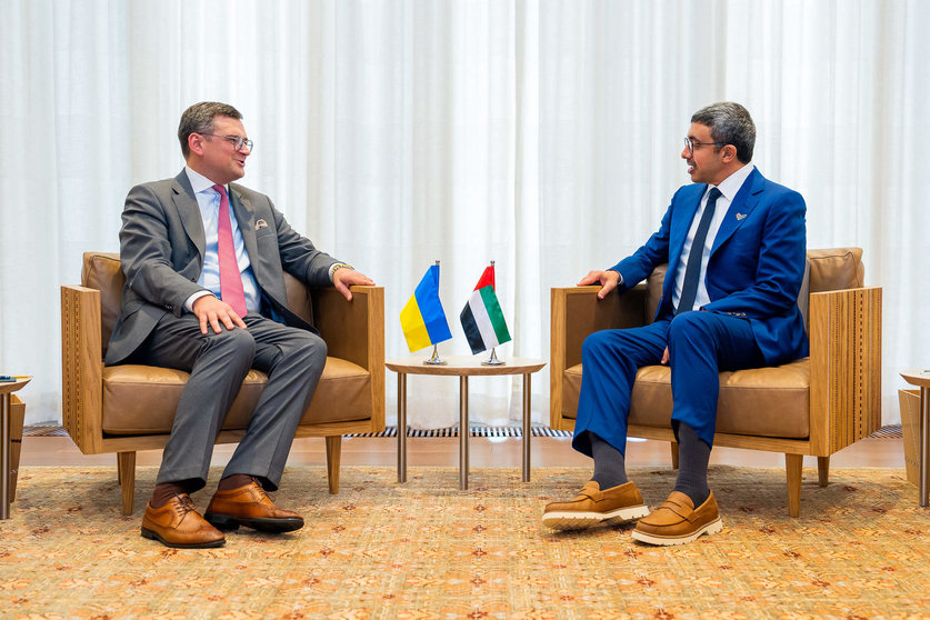 El ministro de Exteriores de EAU (derecha) junto al ministro de Exteriores de Ucrania. (WAM)