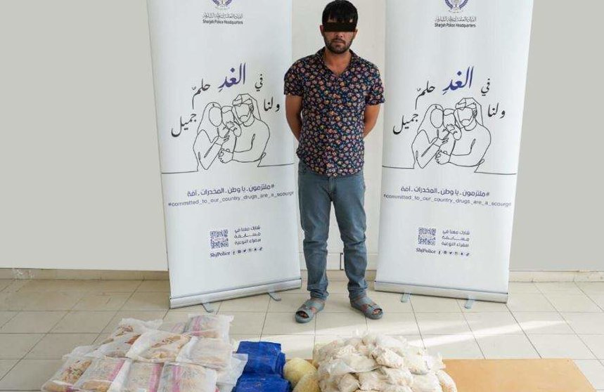 La policía emiratí difundió una imagen del traficante con el alijo confiscado.