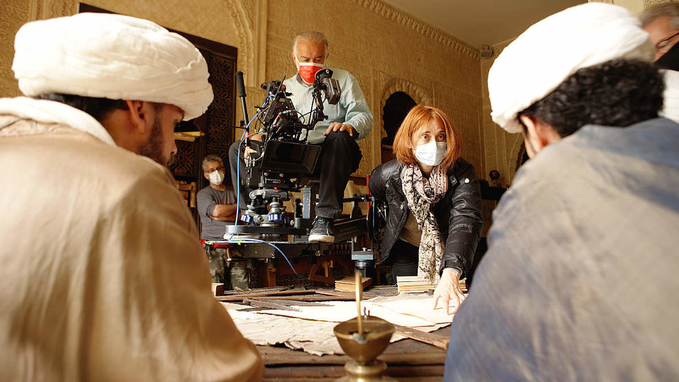 Isabel Fernández, directaora de 'Los constructores de la Alhambra', durante la grabación del documental. (Cedida)