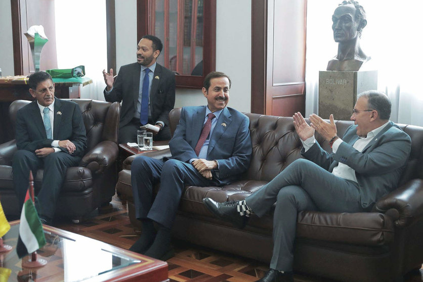 El presidente del Senado de Colombia junto a autoridades emiratíes. (WAM)
