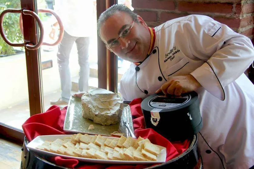 El chef Mariano Andrés, en el restaurante Seville´s de Wafi Mall en Dubai. (EL CORREO)