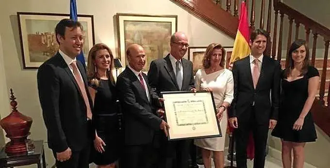 María Ángeles Ruiz Revuelta, condecorada por el Rey Felipe VI por sus 35 años al servicio de la Embajada de España en Emiratos Árabes