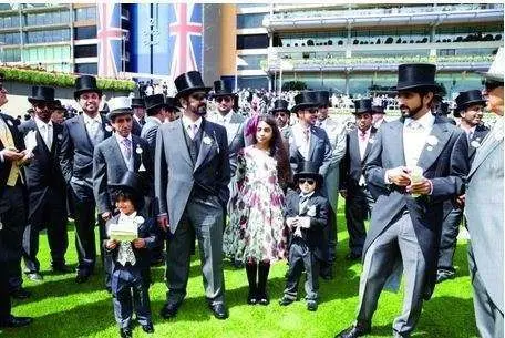 Al Maktoum y su familia en la carrera de caballos de Royal Ascot