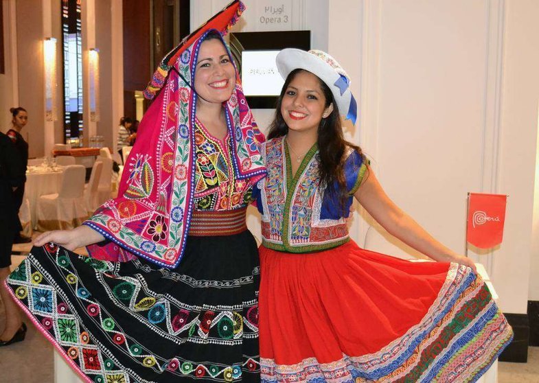 Los invitados fueron recibidos por dos chicas peruanas vestidas con el traje típico del país. (Suhail Ali)