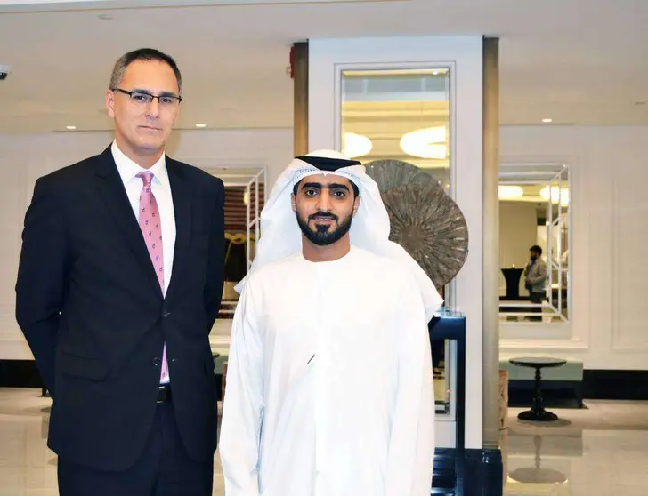 El Cónsul General del Perú, Carlos Tavera, con el director del Ministerio de Relaciones Exteriores, Rashid Mattar Al Siri, durante el Iftar. (Suhail Ali)