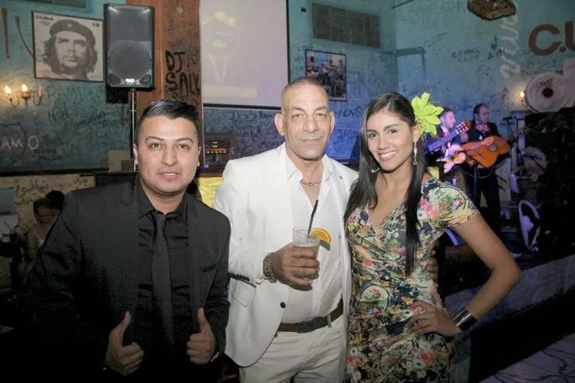  Waheed Abdel Ali y Edikson Duarte junto a una de las asistentes a la fiesta.