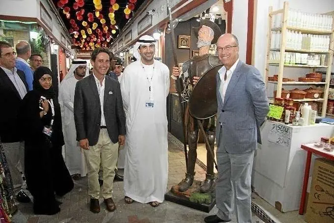 José Eugenio Salarich, responsables del Global Village y Raúl Simón junto a Don Quijote.