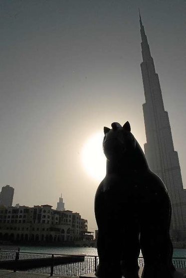 Fotografía ganadora del concurso realizada por Ana Gavassa en la que se aprecia el Caballo de Botero con el Burj Khalifa de fondo.