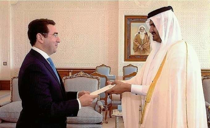 Faihan Al Fayez, en el momento de entregar sus credenciales ante al emir adjunto de Qatar.