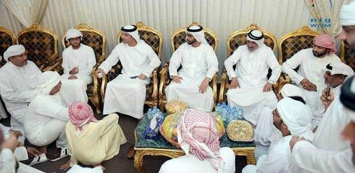  Hamdan bin Zayed y Hazza bin Zayed ofrecen sus condolencias a las familias de los mártires. (WAM)