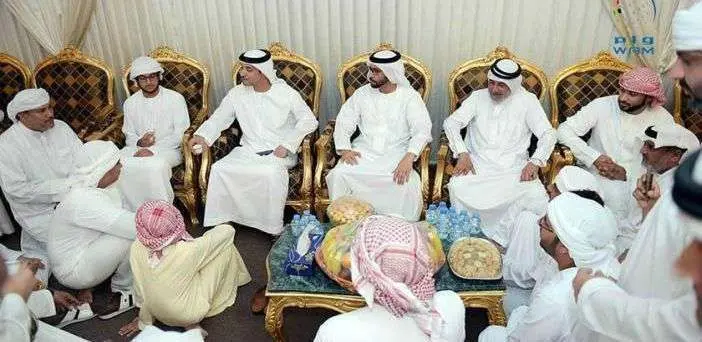  Hamdan bin Zayed y Hazza bin Zayed ofrecen sus condolencias a las familias de los mártires. (WAM)