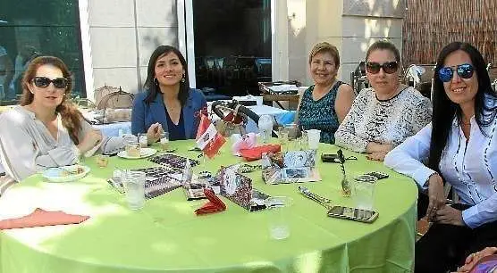 Asistentes al evento, entre ellas miembros del Consulado General de Perú.