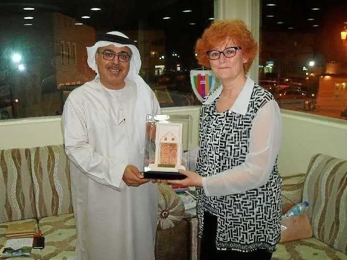 La española Ana Schoebel recibe un regalo de Abdulaziz Almusallam.