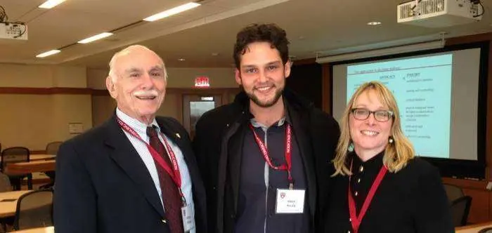 Alesh Ancira, director general de The Eclectic Agency en el centro, con el decano de Harvard, Michael Shinagel y la profesora Andrews.