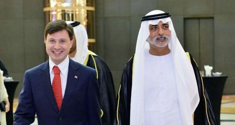 El Jeque Nahyan bin Mubarak Al Nahyan, ministro de Cultura, Juventud y Desarrollo Comunitario de Emiratos Árabes, acompañado del embajador de Chile a su llegada a la celebración. Foto: Manaf K. Abbas