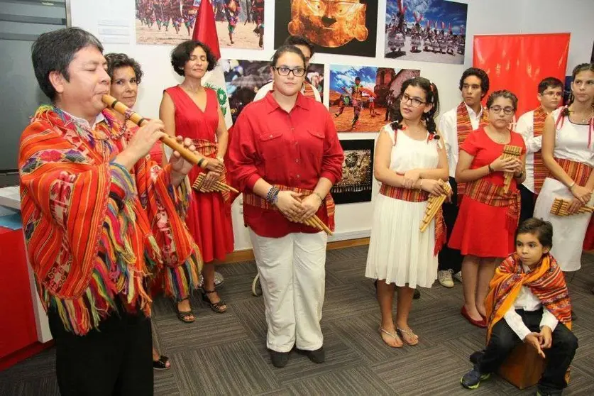 John Zorrilla interpreta ‘El cóndor pasa’ durante el Día Nacional de Perú.