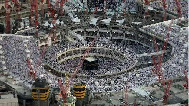 La Gran Mezquita de La Meca, la mayor del mundo, rodeada de grúas.
