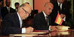 El ministro de Qatar junto a Montoro, ministro español de Hacienda.