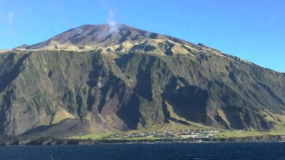 La isla se encuentra situada en el Atlántico Sur y fue descubierta por los portugueses.