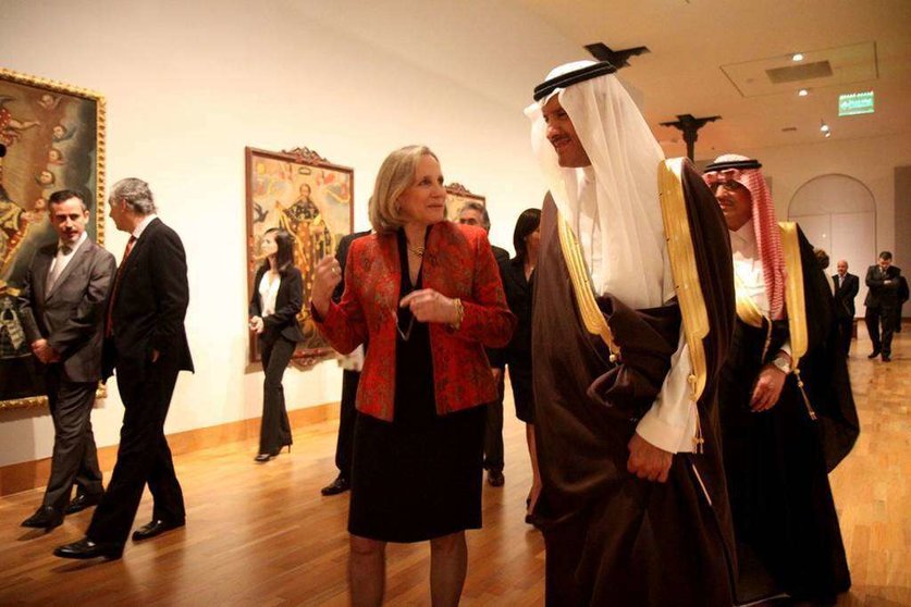La ministra Álvarez conversa con Sultán bin Abdulaziz Al Saud. (Internet)